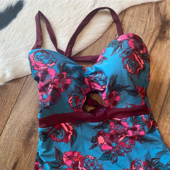 Basta Surf one-piece swimsuit with a teal background and a pink floral pattern - Picture 5 of 12